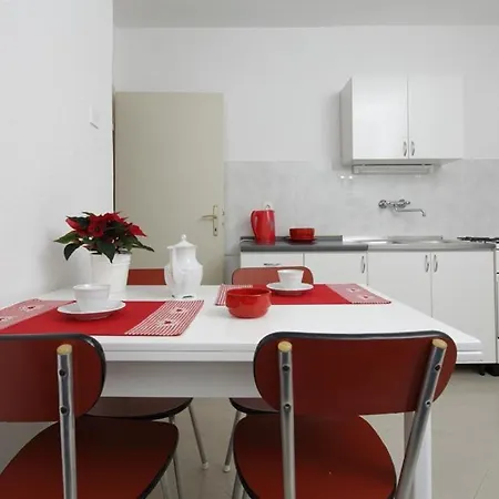 Milena-100m From Beach Apartamento